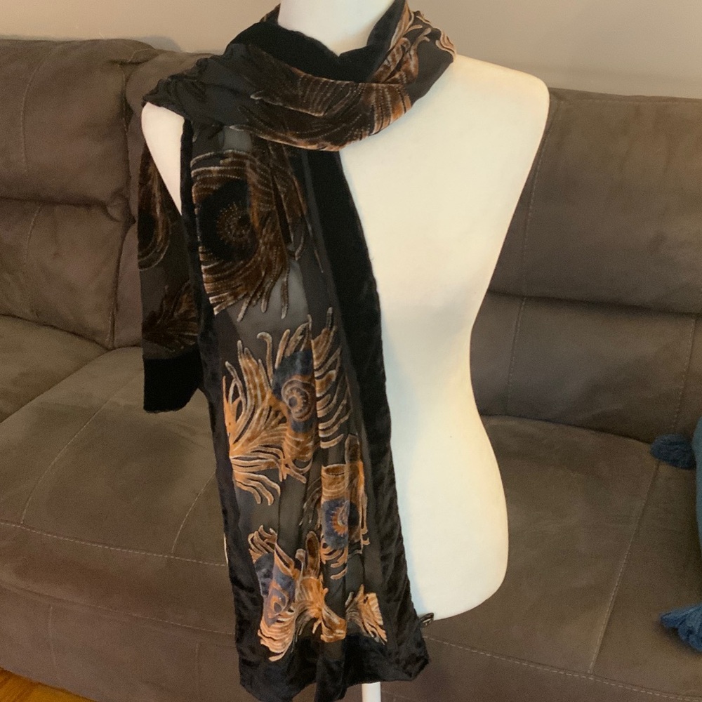 NWOT Elegant Black and Brown Scarf